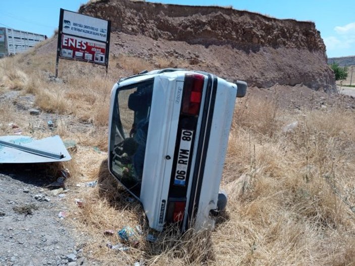 Diyarbakır'da köpeğe çarpan otomobil takla attı