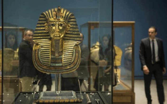 Firavun Tutankhamun'un altın büstü Londra'da satıldı