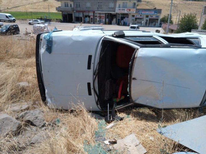 Diyarbakır'da köpeğe çarpan otomobil takla attı