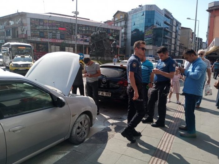Zonguldak'ta park halindeki araç yandı