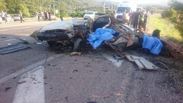 Antalya'da yolcu otobüsüyle otomobil birbirine girdi: 2 ölü, 3 yaralı