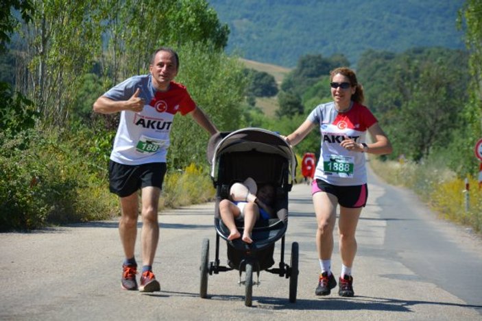Bursa'da bebekleriyle birlikte dostluk koşusundalar