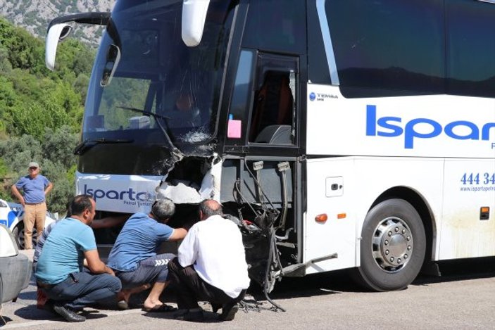 Antalya'da yolcu otobüsüyle otomobil birbirine girdi: 2 ölü, 3 yaralı