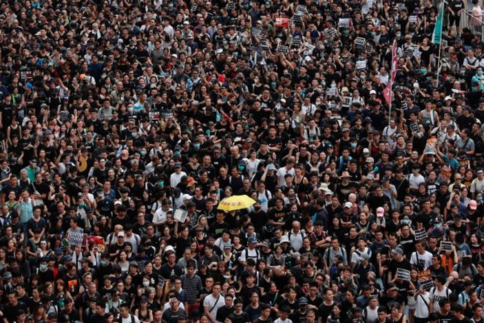Hong Kong'da göstericiler iade yasası yeniden toplandı