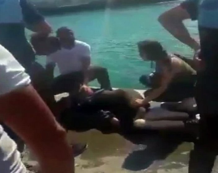 Sıcaktan bayılıp denize düşen kadını zabıta kurtardı