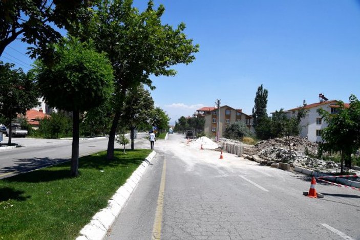 Isparta’da yol ortasındaki ev yıkıldı