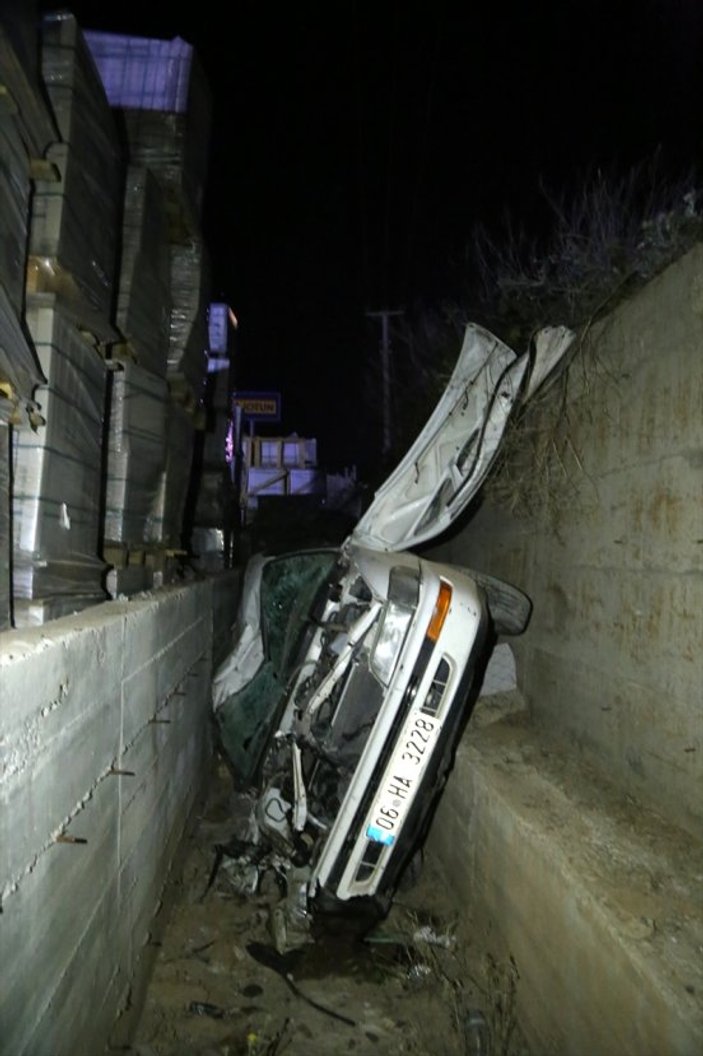 Sivas'ta otomobil beton duvarlar arasına devrildi