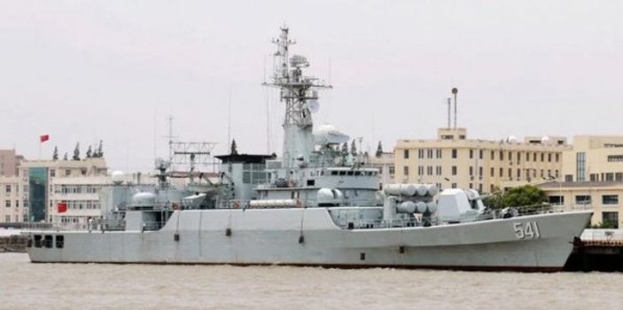 Çin, Sri Lanka’ya savaş gemisi hediye etti