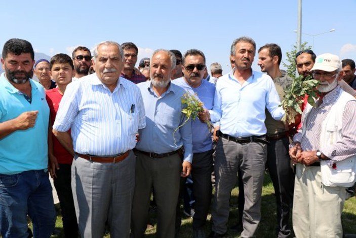 Erzincan'da suları kesilen çiftçilerden eylem