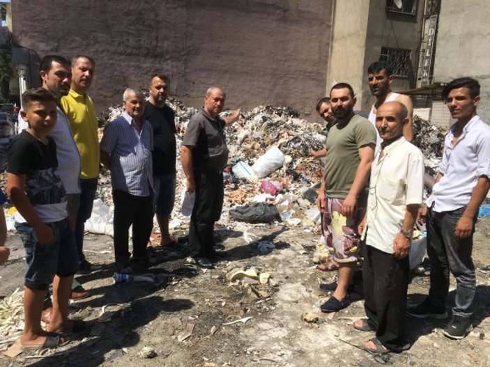 İzmir'de toplanmayan çöp mahalleliyi çileden çıkardı