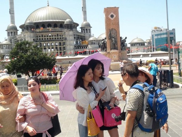 Taksim'de turistler serinlemek için gölgelik alan bulamadı