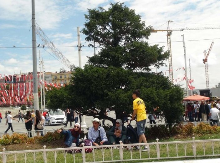 Taksim'de turistler serinlemek için gölgelik alan bulamadı