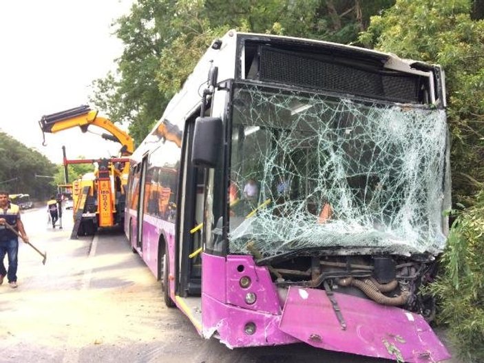 Belediye otobüsü Sarıyer'de duvara çarptı