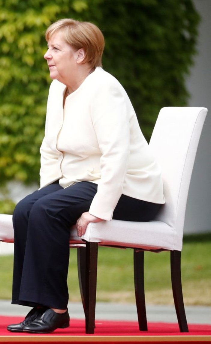 Merkel'in titremelerine önlem için sandalye hazırlandı