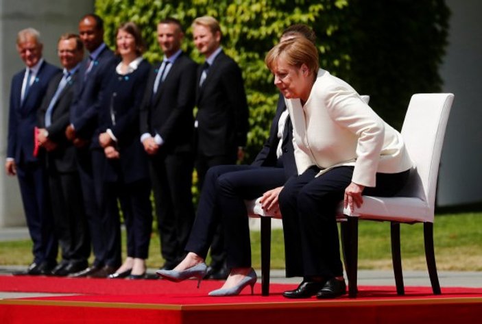 Merkel'in titremelerine önlem için sandalye hazırlandı