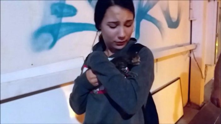 Kediyi kurtarmak için duvarı kırınca otel sahibi kızdı