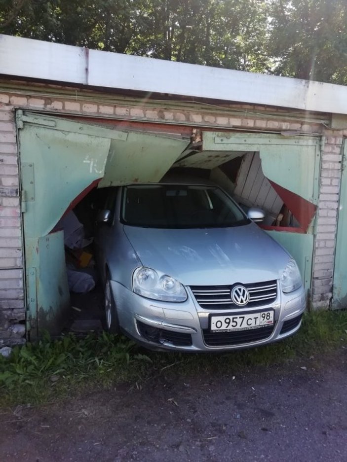Yanlışlıkla komşusunun garajına dalan Rus sürücü