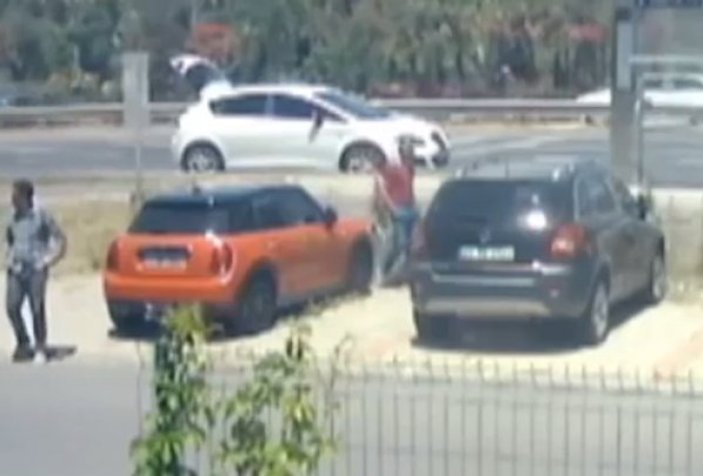 İstanbul'da otomobilden çanta çalan hırsızlar kamerada