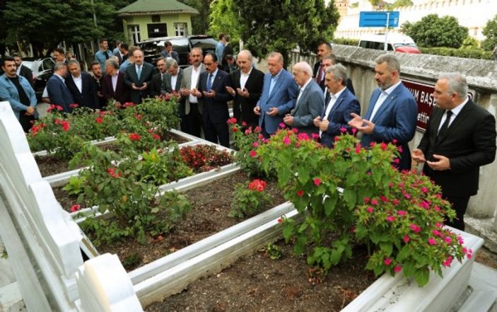 Cumhurbaşkanı Erdoğan, Erbakan'ın kabrini ziyaret etti