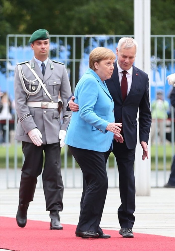 Merkel'in titremesinin nedeni: Hipoglisemi atağı