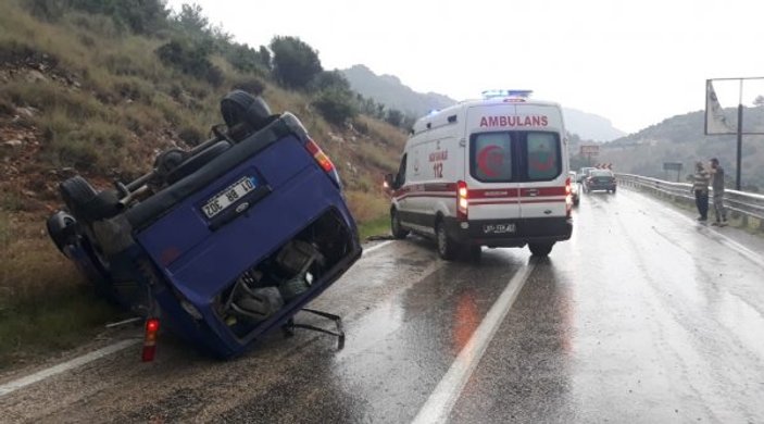 Adana'da minibüs takla attı: 1 ölü, 5 yaralı