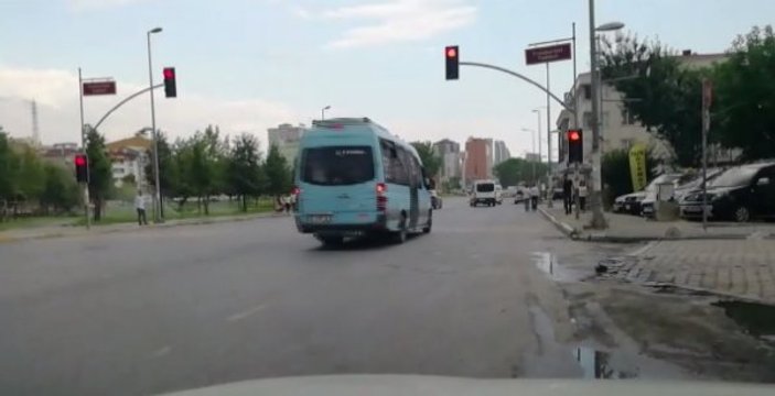 İstanbul'da yayalara yol vermeyen araçlar kamerada