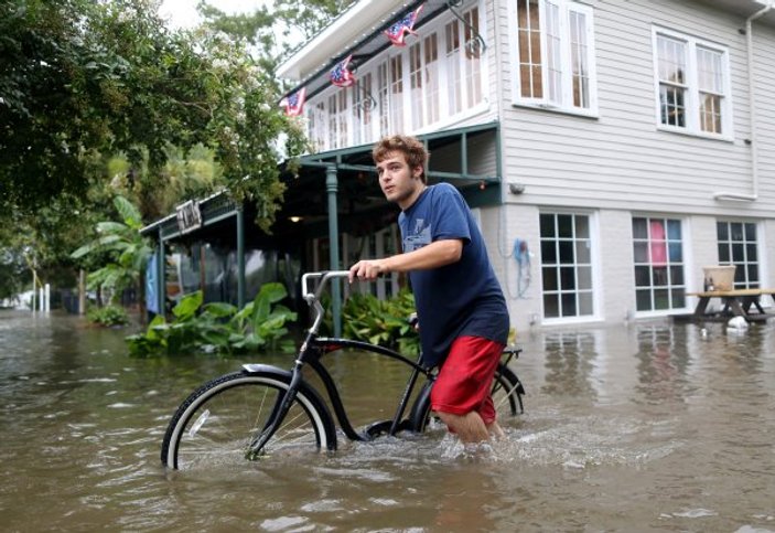 ABD'deki Barry Kasırgası yaşamı durdurdu
