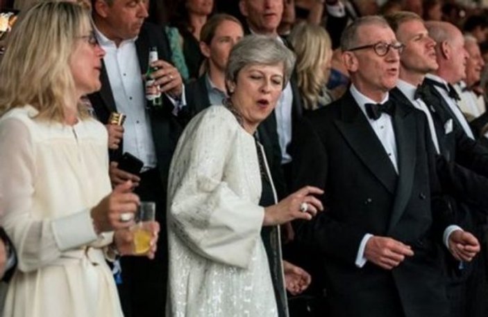 Theresa May yine dans etti
