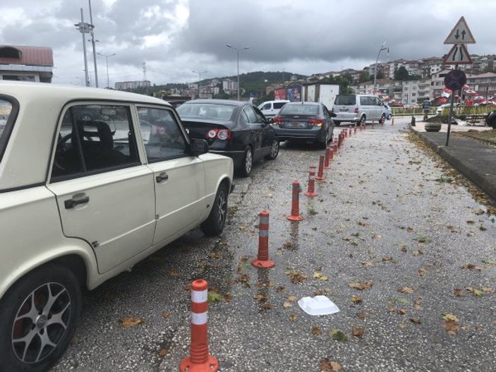 Belediye yaya geçişlerindeki araç parklarını önleyemedi