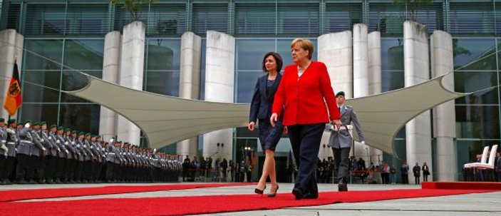 Merkel'in titrememesi için yine önlem alındı
