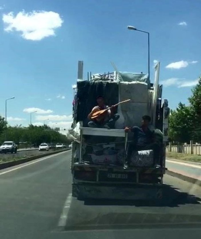Diyarbakır'da kamyonetin arkasında tuhaf yolculuk
