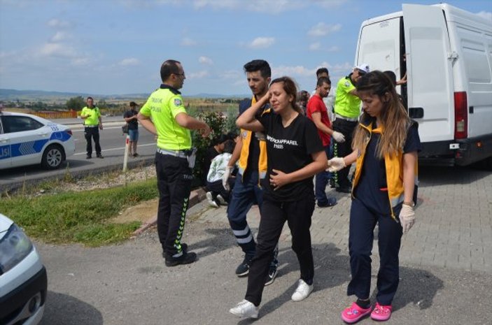Tekirdağ'da araca çarpan minibüsten göçmenler çıktı