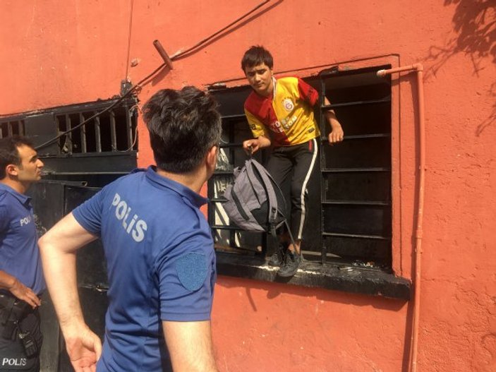 Beyoğlu'ndaki bir iş yerinden 35 göçmen çıktı