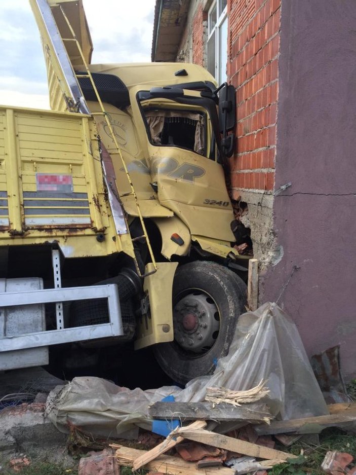 Alkollü kamyon şoförü eve daldı