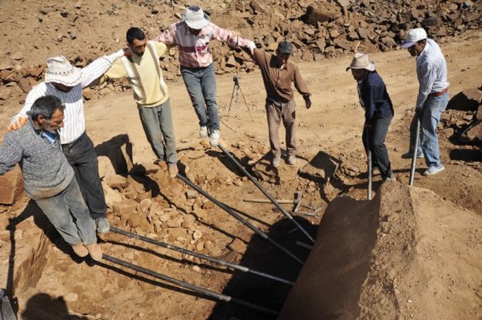 Bitlis’teki işçilerin zorlu Ahlat taşı çalışmaları başladı