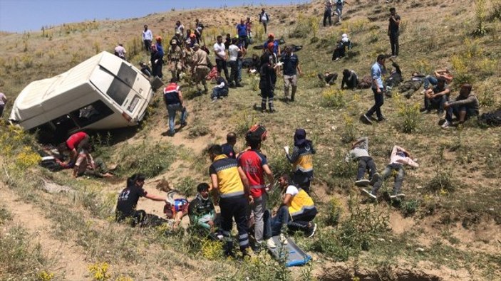 Van'da kaçak göçmenleri taşıyan minibüs takla attı: 17 ölü