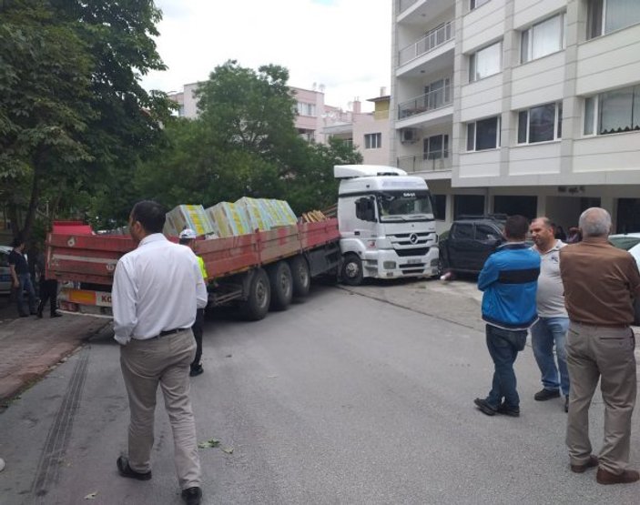 Ankara'da şoförün üstünden geçen tır 5 araca çarptı