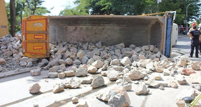 Üsküdar'da taş yüklü hafriyat kamyonu yola devrildi