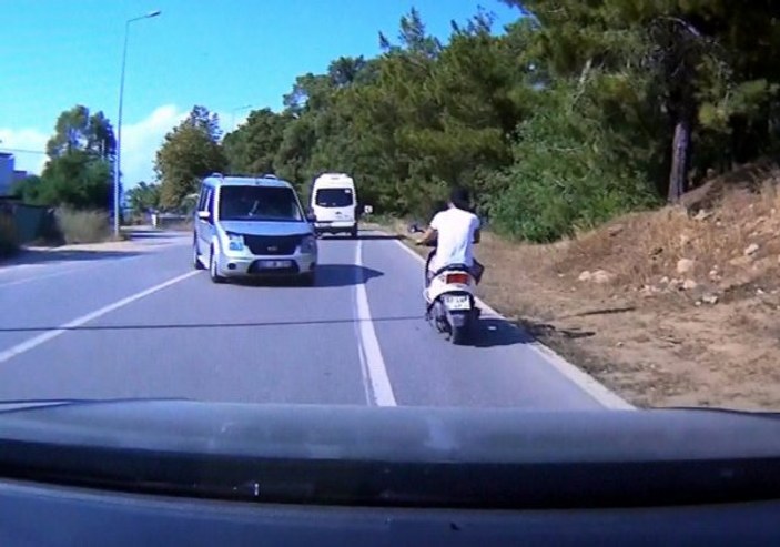 Antalya'da iki araç kafa kafaya çarpıştı: 2 yaralı