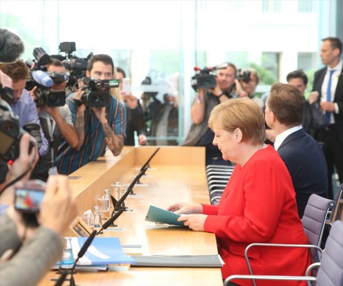 Merkel dünyaya titremediğini göstermeye çalıştı