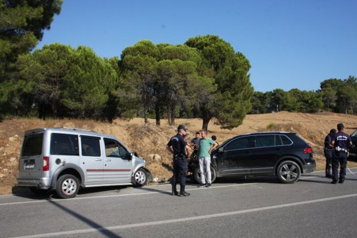 Antalya'da iki araç kafa kafaya çarpıştı: 2 yaralı