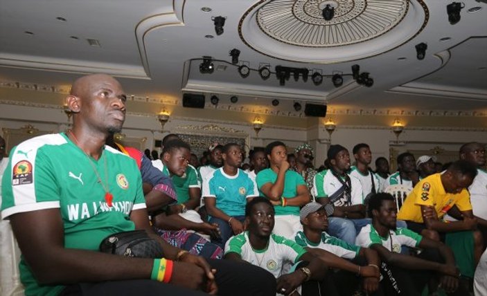 İstanbul'daki Senegalliler ve Cezayirliler finali izledi