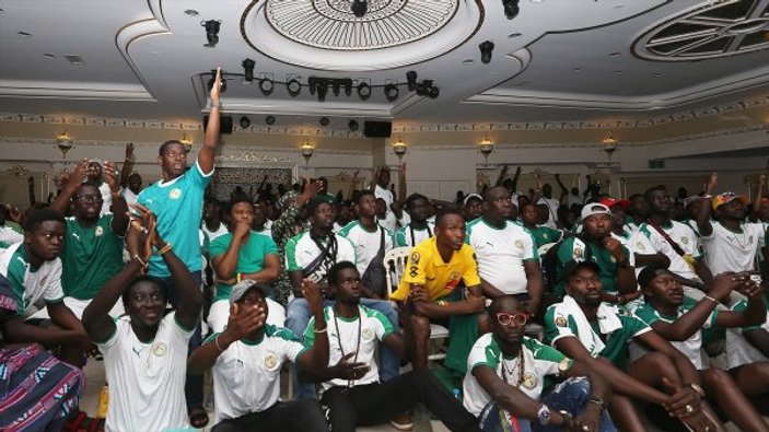İstanbul'daki Senegalliler ve Cezayirliler finali izledi