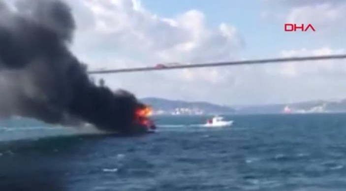 Üsküdar açıklarında tekne yangını