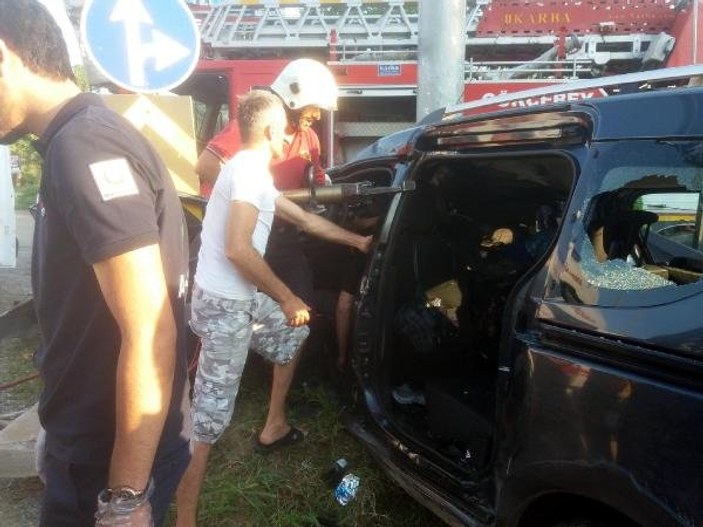 Zonguldak'ta kontrolden çıkan araç direğe çarptı: 2 ölü
