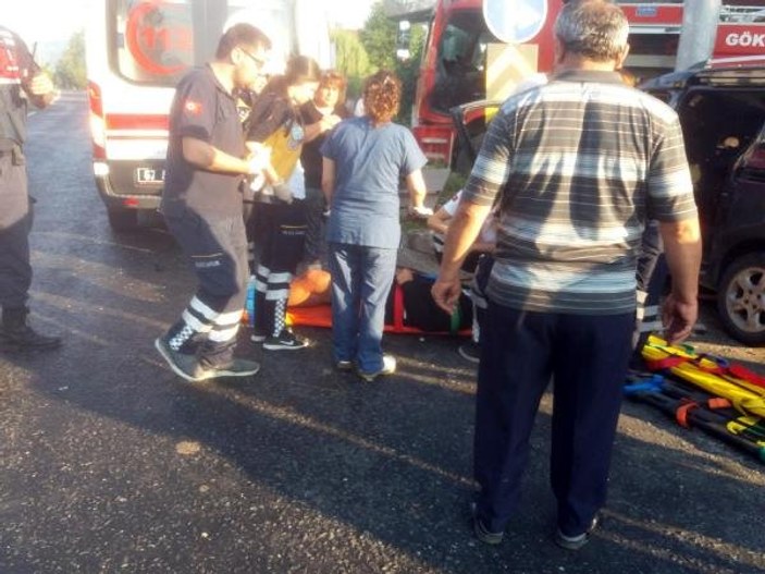 Zonguldak'ta kontrolden çıkan araç direğe çarptı: 2 ölü