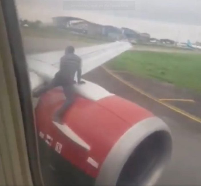 Nijerya'da uçağa kaçak binmeye çalışan yolcu