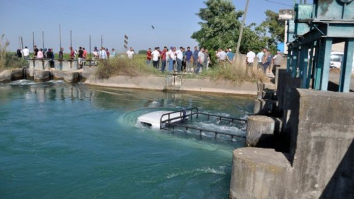Adana'da kaza yapan kamyonet sulama kanalına düştü