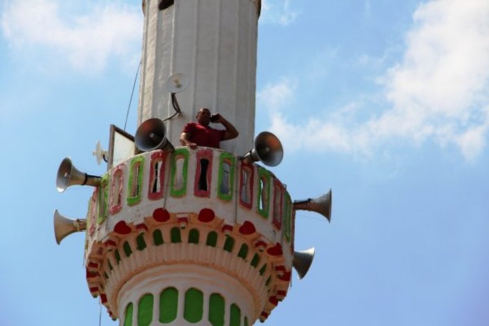 Telefonla konuşmak için minareye çıkan mahalleli