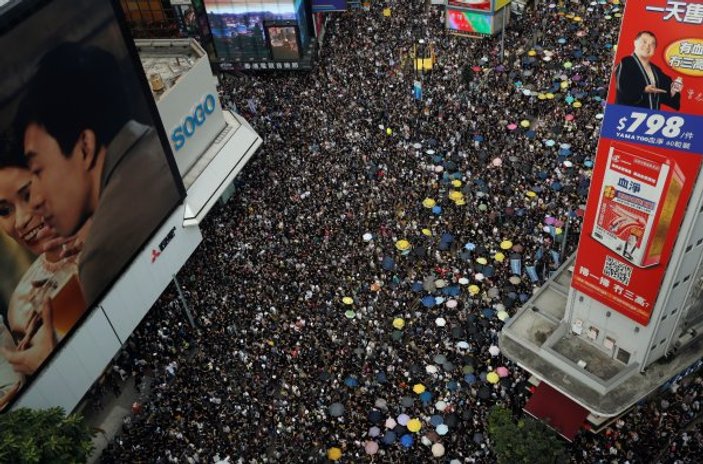 Hong Konglular bir kez daha sokaklarda
